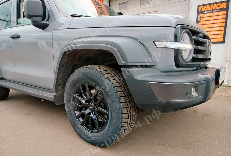 Khomen Wheels KHW1723 + Ikon Tyres Character Snow 2 + Tank 300 