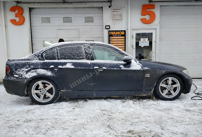  Ikon Tyres Character Ice 7 215/50R17 