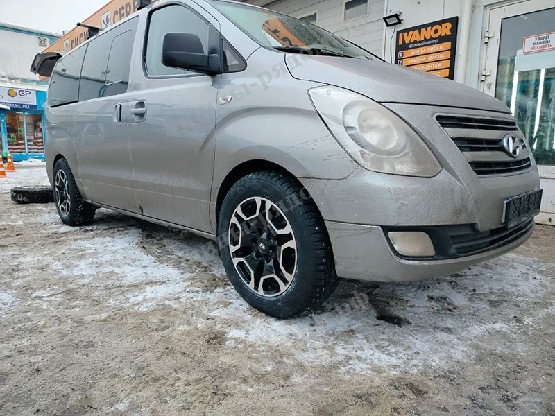 Ikon Tyres Character Ice 7 235/60R18 
