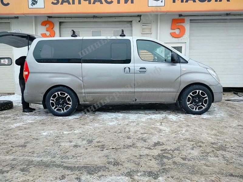  Ikon Tyres Character Ice 7 235/60R18 
